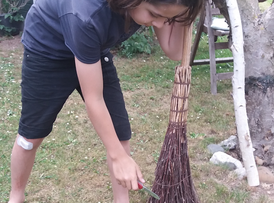 Im Kinderkirchenladen will man am Freitag Reisigbesen binden (Foto: Frank Tuschy)