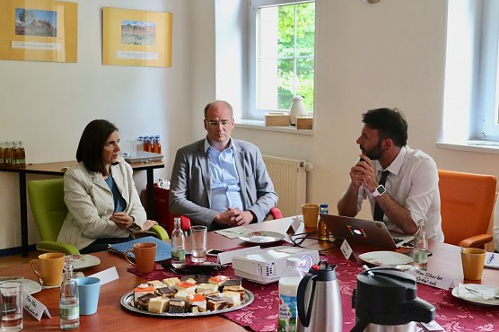 v.l.: Katrin G&ouml;ring-Eckardt, Landrat Matthias Jendricke und Thomas Rzepus (Foto: Angelo Glashagel)