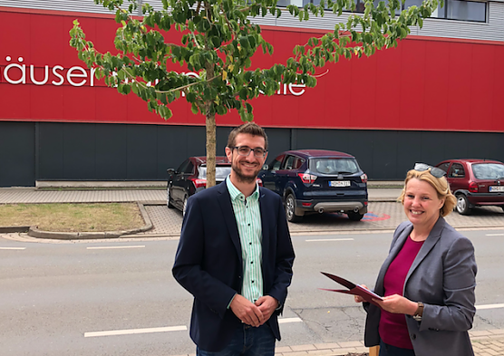 Baum &uuml;bergeben (Foto: Steffen Meyer)