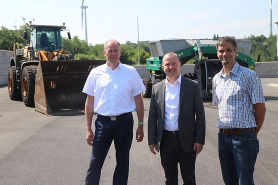 v.l.: Landrat Matthias Jendricke, Gesch&auml;ftsf&uuml;hrer Thomas Mund, Oberb&uuml;rgermeister Kai Buchmann (Foto: Angelo Glashagel)