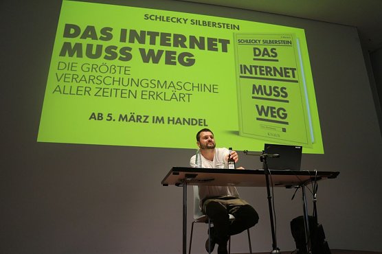 Das Internet muss weg! - Schlecky Silberstein stellte in der Stadtbibliothek sein neues Buch vor (Foto: Angelo Glashagel)