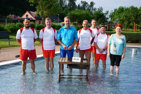 Harztor-B&uuml;rgermeister Stephan Klante (Mitte), die beiden Schwimmmeister Jens Gottschalk (2.v.l.) und Jens Blumenthal (4.v.r.), die beiden Rettungsschwimmer  Tino Schneider und Roland Gerlach (links), Azubi Felix Etzrodt und Verwaltungsmitarbeiterin Katrin Sch&ouml;nemann im Kinderbecken des Niedersachswerfer Freibades.  (Foto: Susanne Schedwill)