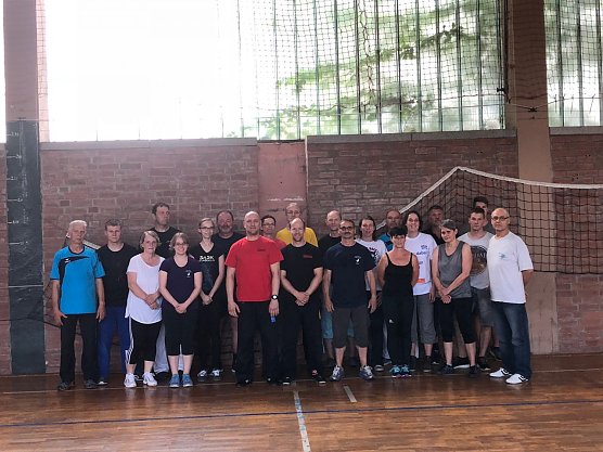 Am Sonntag kamen 20 interessierte Leute zusammen um Selbstverteidigung zu trainieren. (Foto: Roland L&uuml;decke)