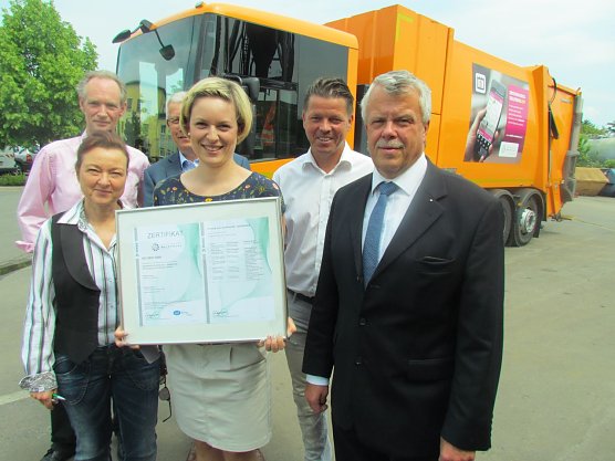 Guido Sch&ouml;nk und Dr. Uwe Brockstieger von der DEKRA Certification GmbH &uuml;berreichten die Zertifizierungsurkunde an die Unternehmen der Stadtwerke-Nordhausen-Gruppe (Foto: Marco Bachmann, Stadtwerke Nordhausen)