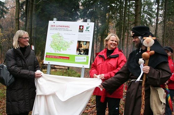 Enth&uuml;llung im Wald (Foto: Piper/pln)