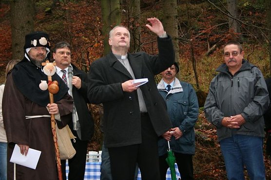 Enth&uuml;llung im Wald (Foto: Piper/pln)