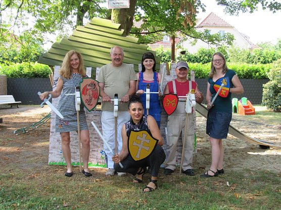 Gerade wurden durch das VHS-Bildungswerk Schwerter, Schilde, Steckenpferde und Wimpelketten f&uuml;r das Kinderfest an das Familienzentrum &uuml;bergeben (Foto: Familienzentrum Nordhausen)