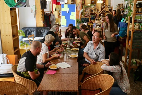 Begnungen schaffen - am Ende wurde gemeinsam gespeist (Foto: Angelo Glashagel) Begnungen schaffen - am Ende wurde gemeinsam gespeist (Foto: Angelo Glashagel)