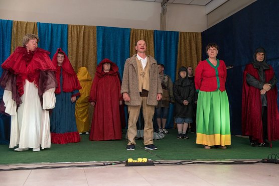 Der Zaubermantel - lange haben die 18 Mitglieder der Theatergruppe der Lebenshilfe f&uuml;r ihren gro&szlig;en Auftritt geprobt (Foto: Ingrid Krug)