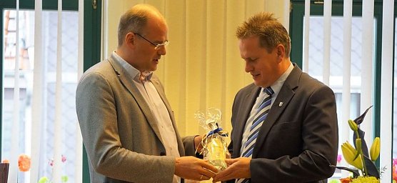 Landrat Matthias Jendricke &uuml;berreicht Matthias Ehrhold (rechts) zum Abschied Nordh&auml;user K&uuml;mmel-Schnaps. (Foto: Susanne Schwedwill)