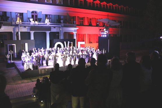 La traviata mit glanzvoller Premiere (Foto: Andr&aacute;s Dobi)