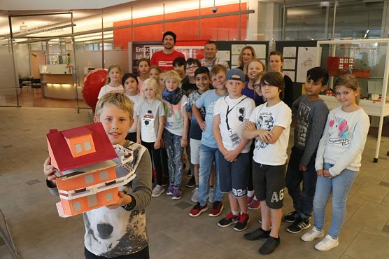 Traumh&auml;user gebaut - die Klasse 3a stellt ihre Kunstwerke jetzt in der Kreissparkasse aus (Foto: Angelo Glashagel)