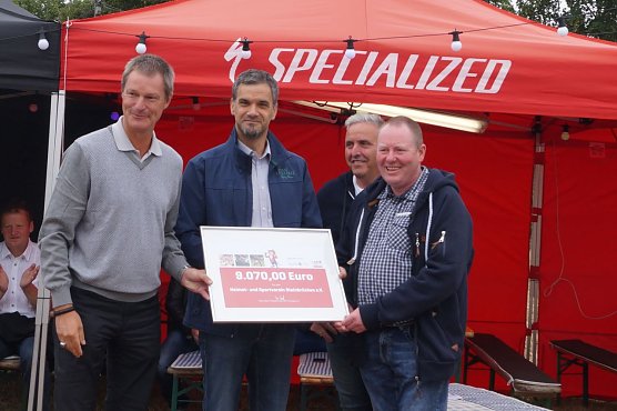 Andreas Meyer und OB Kai Buchmann &uuml;bergeben Scheck an Thorsten Schwarz (Foto: Nicole Schulz)