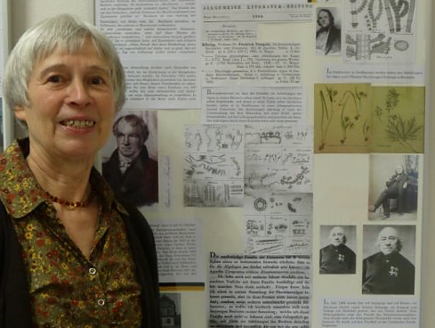 Frau Hedwig Degenhardt vor der K&uuml;tzingschautafel (Foto: Heidelore Kneffel)