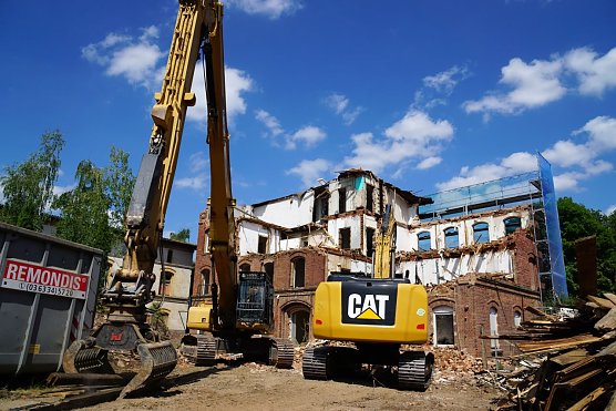 Mitarbeiter der Firma Aurin aus Hamma rei&szlig;en das alte und lange leerstehende Katasteramt ab. Hier wird ein neuer Parkplatz entstehen (Foto: SWG Nordhausen)