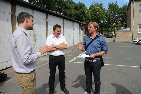 v.r.: OB Buchmann, Feuerwehrleiter Gerd Jung und Dirk Adams, Fraktionschef der Gr&uuml;nen (Foto: Angelo Glashagel)