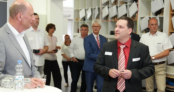 Andr&eacute; Fredrich im Gespr&auml;ch mit Wolfgang Tiefensee (Foto: nnz)