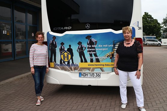 Doris K&ouml;nig (rechts) und Ivonne Fritsche-Ulrich vor ihrem neuen "Henning-Bus" (Foto: Angelo Glashagel)