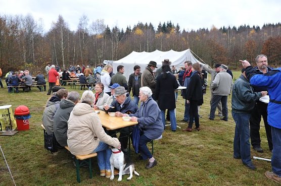 Gemeinsam erinnert (Foto: W. Hasselbach)
