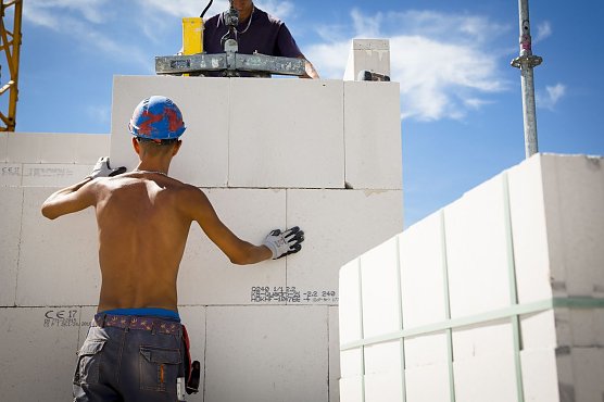 Besondere Vorsicht sei zur Mittagszeit geboten: Zwischen 12 und 14 Uhr sollte der Gro&szlig;teil der Arbeiten in den Schatten verlegt werden.  (Foto: IG Bauen-Agrar-Umwelt, Bezirksverband Nordth&uuml;ringen)