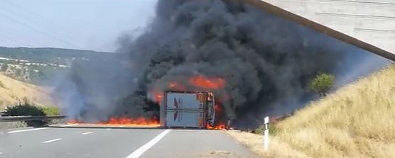 Brennender Lkw auf der A38 (Foto: pivat)