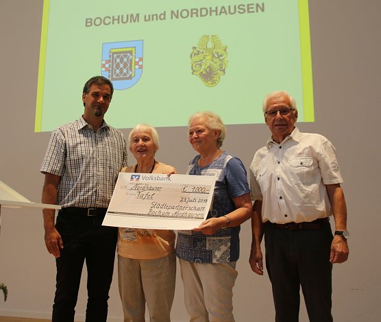 v.l.n.r.: Kai Buchmann, Oberb&uuml;rgermeister, Frau Michalsky, stellvertretende Vorsitzende des Freundeskreises Bochum-Nordhausen, Helga Rathnau, Vorsitzende des Vereins Nordh&auml;user Tafel, Hans-Joachim Tischer, Vorsitzender des Freundschaftsverein Nordhausen- Bochum (Foto: Pressestelle Stadt Nordhausen)