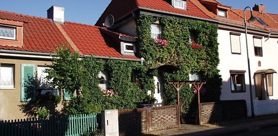 Noch rar in der Stadt: Geb&auml;udebegr&uuml;nung � hier in der Friedrich-Ebert-Stra&szlig;e. (Foto: Kurt Frank)