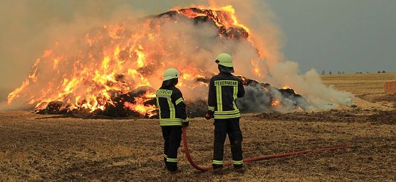 Fast 500 Strohballen brennen bei Auleben (Foto: S. Dietzel)