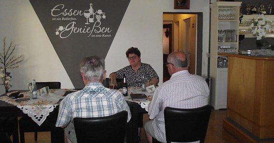 Bei Frau Wirtin gern zu Gast (Foto: Kurt Frank)