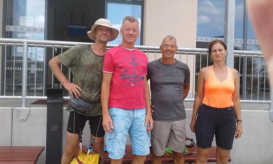 Gl&uuml;cklich nach 100 bzw. 147 km im Ziel vor dem Eisleber Bahnhof (v.l.n.r.): Bodo Schwarzberg, Detlef Koch (bereits umgezogen), Dr. Andr&eacute; Petrasch, Christiane Grammlich. (Foto: privat)