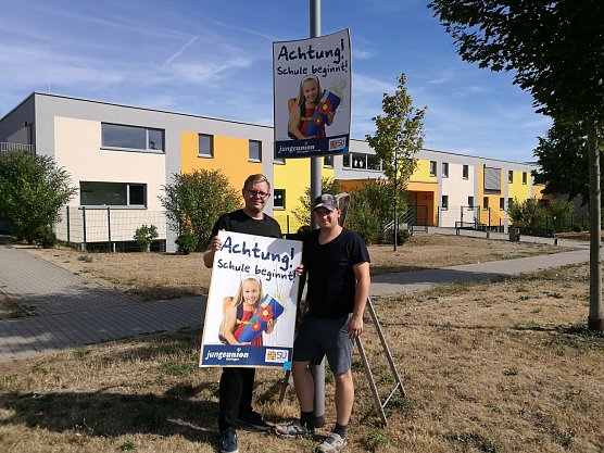 Achtung, Schule beginnt: Chris Schr&ouml;der und Tobias Ostmann starten die Plakataktion der Jungen Union (Foto: Junge Union Nordhausen)