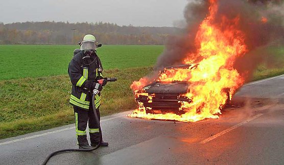 Auto in Flammen (Foto: aj) Auto in Flammen (Foto: aj)