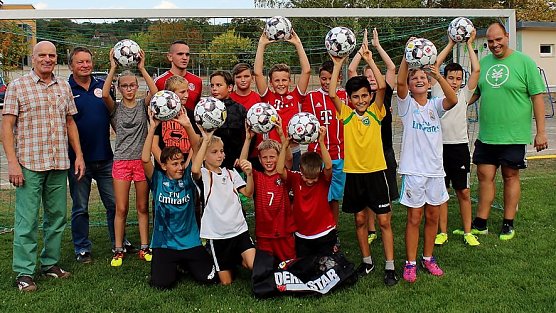 B&auml;lle f&uuml;r den Nachwuchs &uuml;bergeben (Foto: Klaus Pfand)