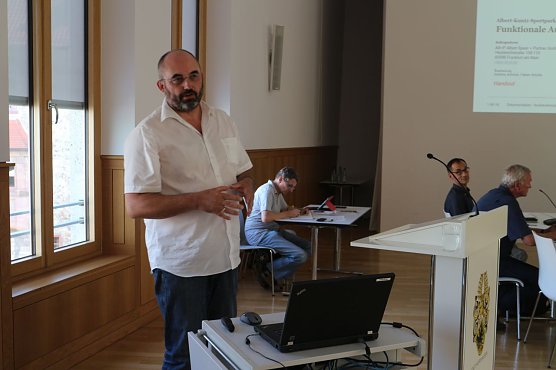 Matthias Sch&ouml;ner erl&auml;uterte die baulichen Vorstellungen der Planungsb&uuml;ros (Foto: Angelo Glashagel)