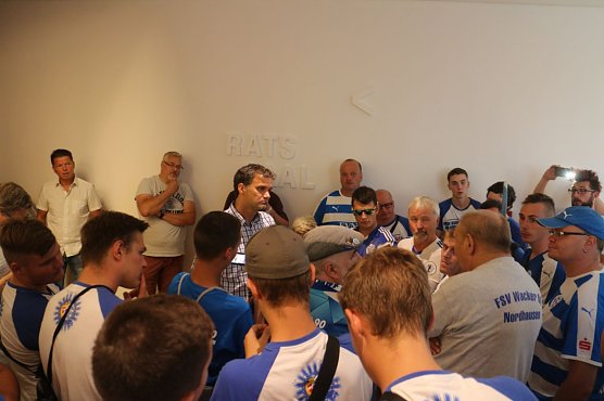 Buchmann zu den Wacker-Fans: das sind alte Probleme die endlich gel&ouml;st werden m&uuml;ssen (Foto: Angelo Glashagel)