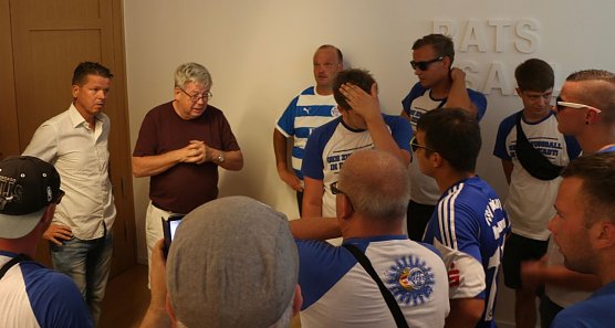 Jens Eisenschmidt und Rainer Bachmann sorgten f&uuml;r Ruhe vor dem Ratssaal (Foto: Angelo Glashagel)