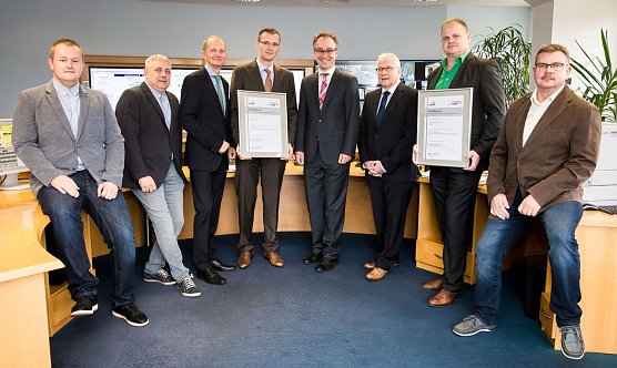 &Uuml;bergabe der TSM-Zertifikate an EVN und Nordhausen Netz GmbH in der Netzleitstelle der EVN. Von links: Norman Apel (EVN), Thomas G&ouml;ppel (Nordhausen Netz), Mario Laufer (EVN),  Jens Germer (Nordhausen Netz), Dr. Florian G. Rei&szlig;mann (DVGW Landesgruppe Mitteldeutschland), Rolf G&ouml;ppel (EVN), Joachim  K&uuml;lbel (EVN) und Gerd Salzmer (Nordhausen Netz) (Foto: EVN)