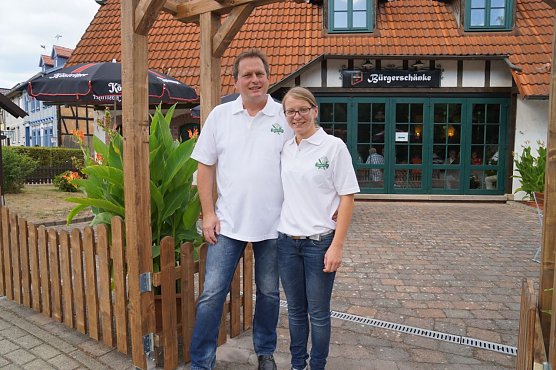 Matthias Ehrhold und Theresa Kirchner haben am Samstag in Ellrich die B&uuml;rgersch&auml;nke er&ouml;ffnet. (Foto: Susanne Schedwill)