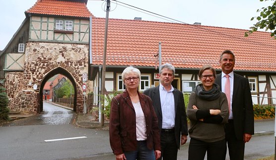 Kunst erleben, von der Idee bis zur Umsetzung - v.l: Renate Preinesberger vom Kur- und Fremdenverkehrsverein, B&uuml;rgermeister Dirk Erfurt, K&uuml;nstlerin Judith Rautenberg und Sparkassenchef Wolfgang Asche (Foto: Angelo Glashagel)