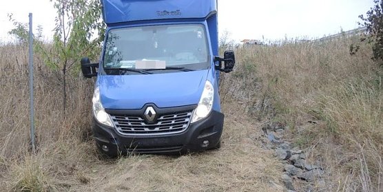 Kleintransporter f&auml;hrt B&ouml;schung hinunter (Foto: API)