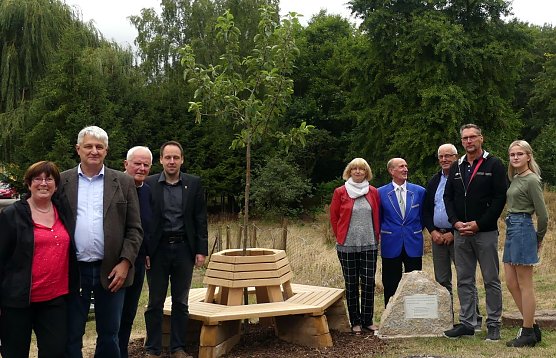 Lutherbank in W&uuml;lfingerode &uuml;bergeben (Foto: R. Englert)