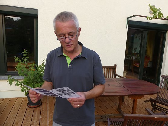 Der Justus-Jonas-Preis ist ausgerufen, welch eine Freude!, verk&uuml;ndet Dr. Uwe Krieger, Pr&auml;ses der Kreissynode des Kirchenkreises S&uuml;dharz fr&ouml;hlich. Den neuen Flyer h&auml;lt er dabei schon in H&auml;nden (Foto: Regina Englert)