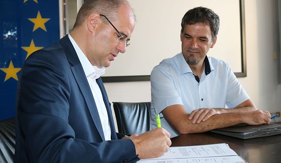 Unterschrieben (Foto: J. Piper)