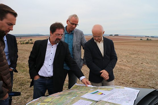 Winfried Ludolph vom Th&uuml;ringer Stra&szlig;enbauamt erkl&auml;rt den neuen Streckenverlauf (Foto: Angelo Glashagel)