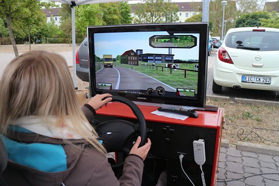 Aktion junge Fahrer am Berufsschulzentrum Nordhausen (Foto: Angelo Glashagel) Aktion junge Fahrer am Berufsschulzentrum Nordhausen (Foto: Angelo Glashagel)