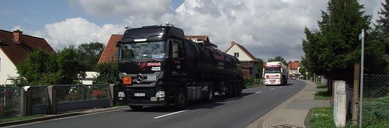 Tag und Nacht rollen die Laster (Foto: Kurt Frank)