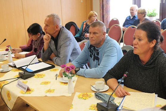 v.l.: Carmen Lis, Hans-J&uuml;rgen Weidt und die Familie Teiler (Foto: Angelo Glashagel)