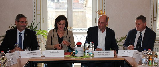 GRW-Förderbescheid für ein Regionalbudget (Foto: Karl-Heinz Herrmann) GRW-Förderbescheid für ein Regionalbudget (Foto: Karl-Heinz Herrmann)