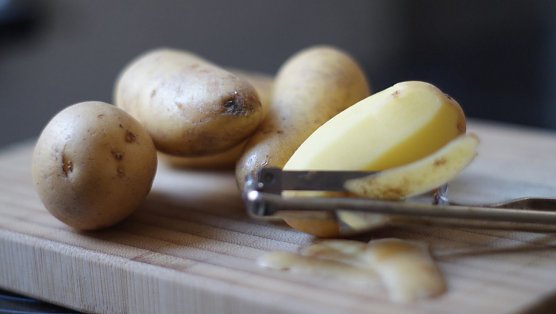 Kartoffeln schneller sch&auml;len (Foto: KMG)