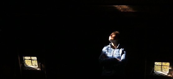 Ein Spiel aus Licht und Schatten - K&uuml;nstlerin Judith Rautenberg hat das alte Neust&auml;dter Herrenhaus als Hintergrund f&uuml;r ihr Kunstprojekt gew&auml;hlt (Foto: Angelo Glashagel)